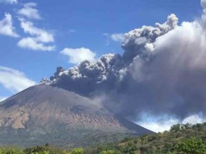 Volcán San Cristóbal registra explosiones