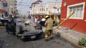 Choque con volcadura entre un Mercedez Benz y un VW azul en El Carmen