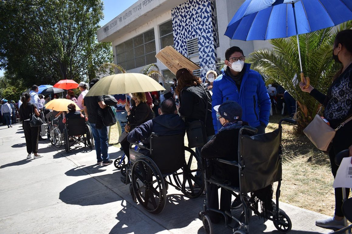 Arranca en la ciudad de Puebla vacunación a domicilio a adultos mayores con discapacidad