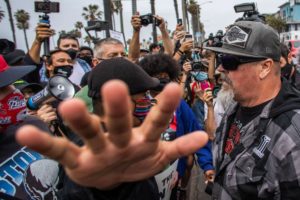 Grupos radicales raciales se enfrentan en Huntington, California