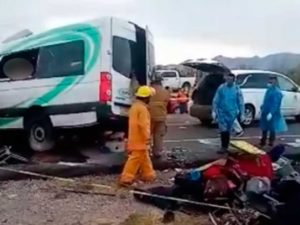 Deja 16 muertos y 17 heridos, choque carretero en Sonora