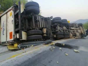 Volcadura de tráiler deja un muerto en la México -Querétaro