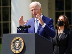 Biden busca prohibir venta de fusiles de asalto para civiles