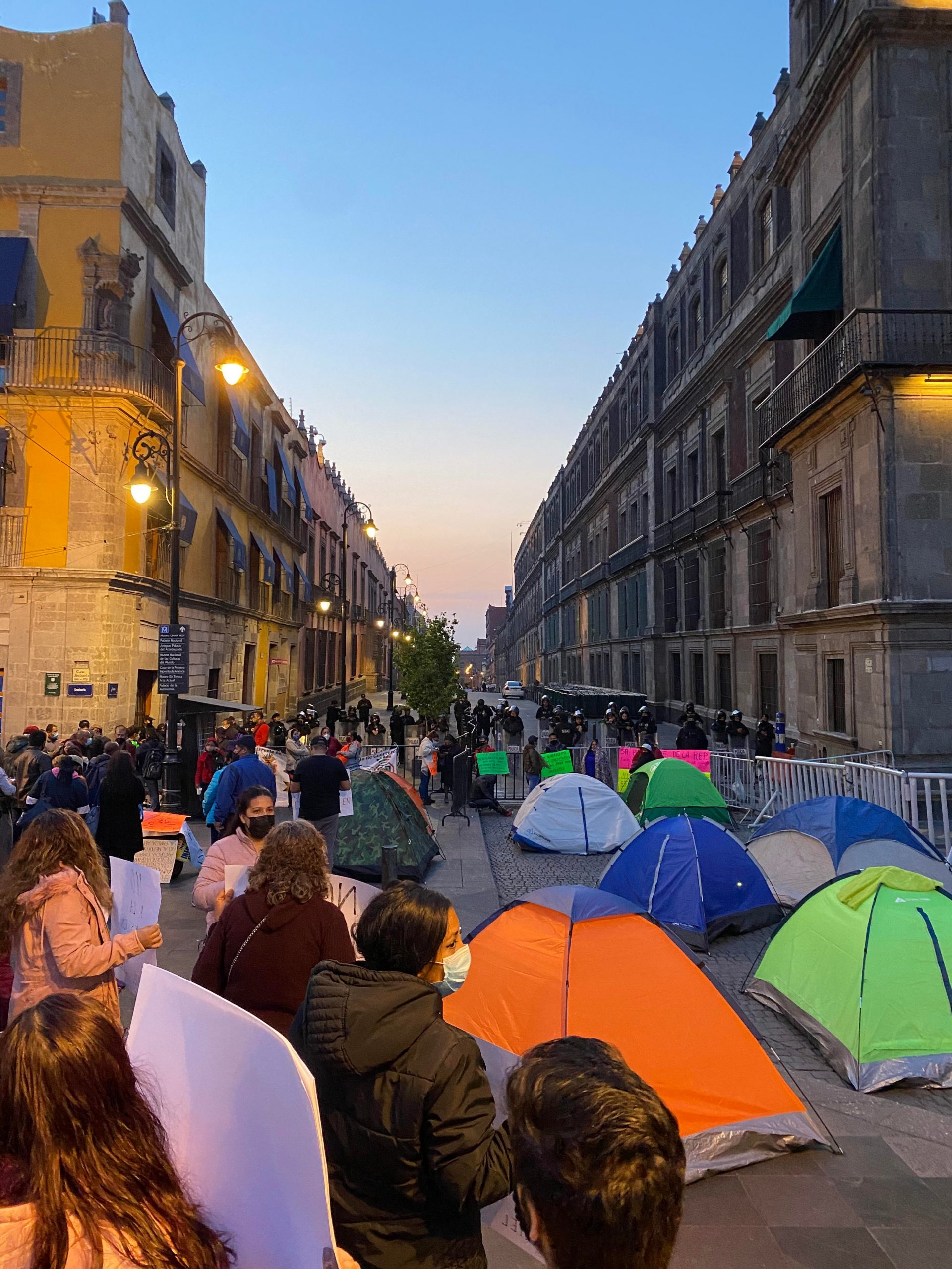 Manifestantes toman acceso a Palacio Nacional