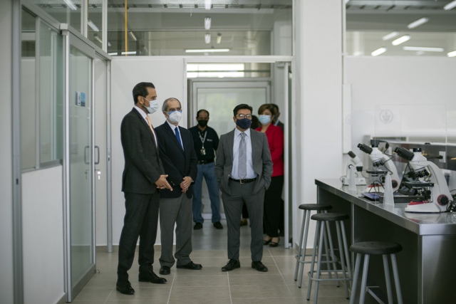 Entrega el Rector Alfonso Esparza remodelación de laboratorios en la Facultad de Ciencias Biológicas