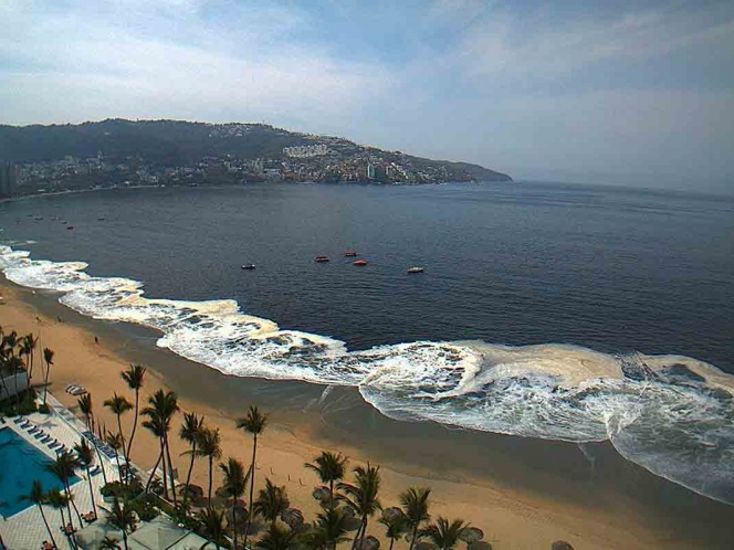 Playa de Acapulco es cubierta por una larga capa de arena negra