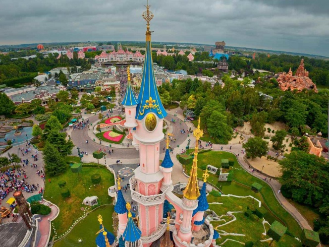 Convierten Disneyland París en centro Covid de vacunación