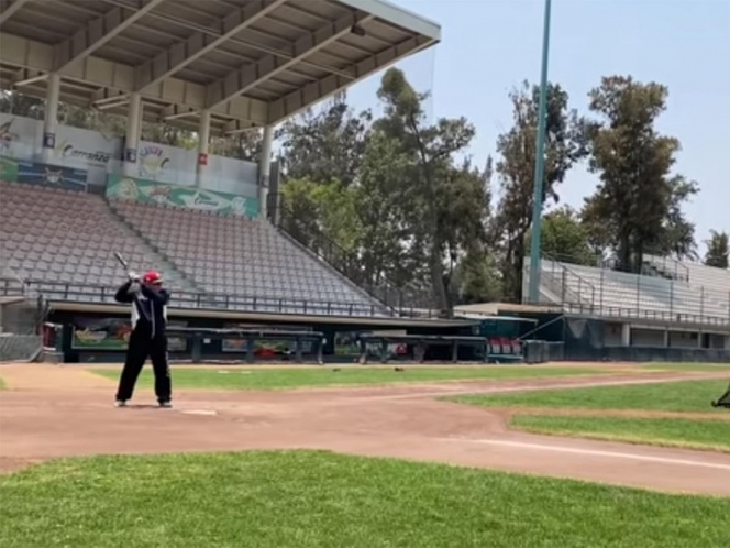 Andrés Manuel se relaja bateando en estadio Fray Nano