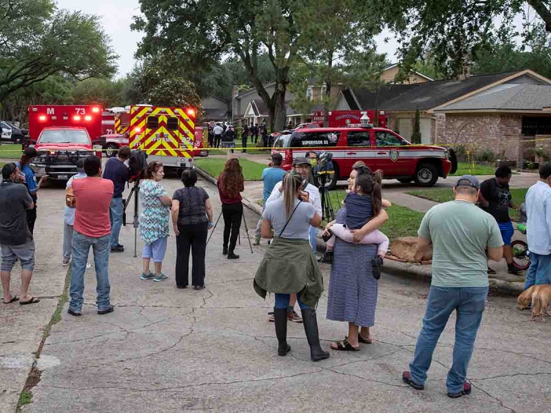 Encuentran a 90 personas atrapadas en casa de Texas