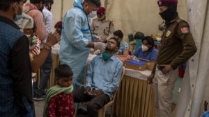 Aplican toques de queda en India por aumento de contagios de COVID-19