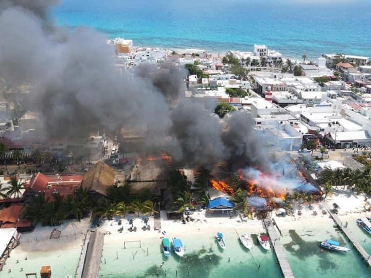 Incendio destruye comercios en Isla Mujeres