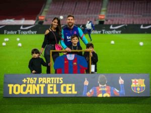 Lionel Messi es homenajeado en el Camp Nou