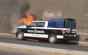 Incendian patrulla municipal de Cuautlancingo en protesta