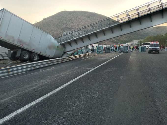 Se desploma puente peatonal en la carretera Querétaro-San Luis Potosí