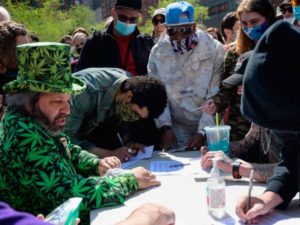 Regalan cigarros de marihuana a vacunados contra Covid-19