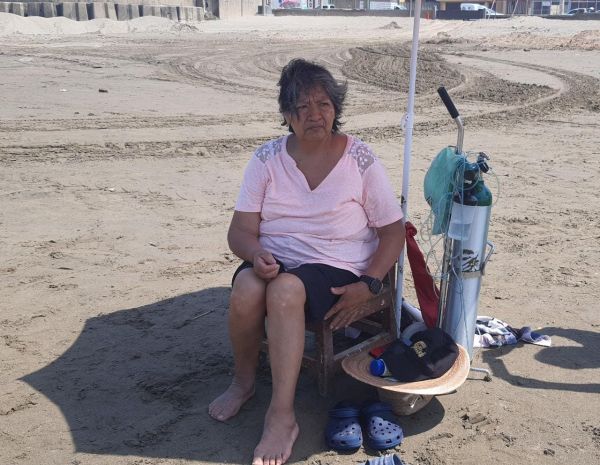 Con su tanque de oxígeno llega a las playas de Coatza desde Puebla; padeció de Covid y perdió a su esposo