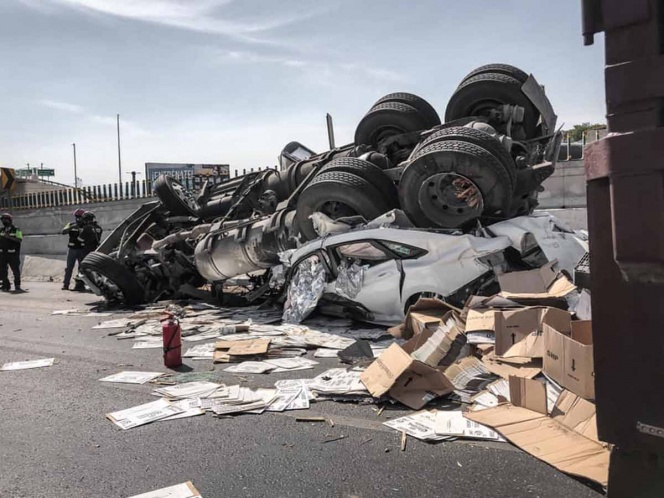 Tráiler aplasta camioneta en Querétaro; hay un muerto y 3 heridos