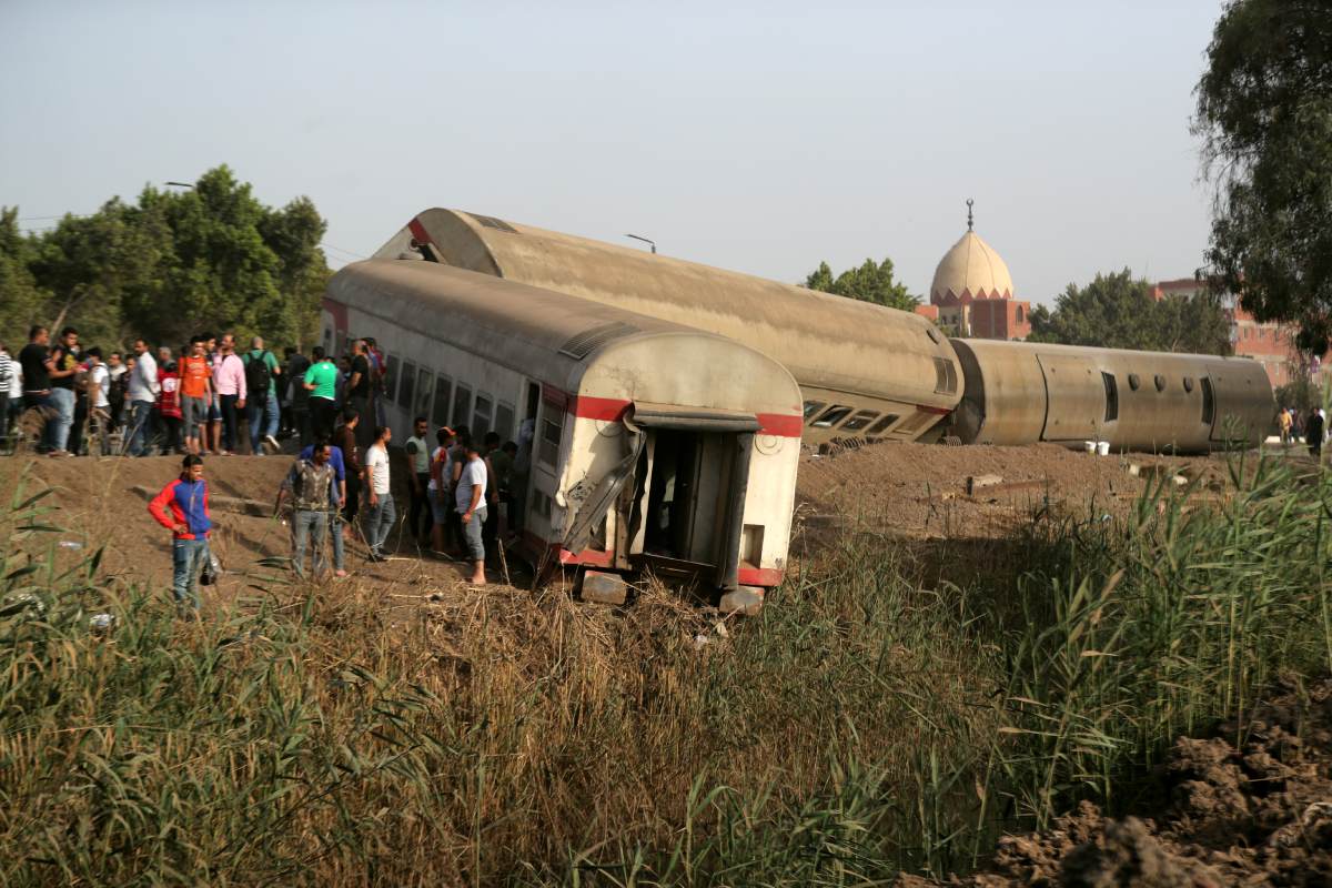 Tren en Egipto se descarrila y deja al menos 11 muertos