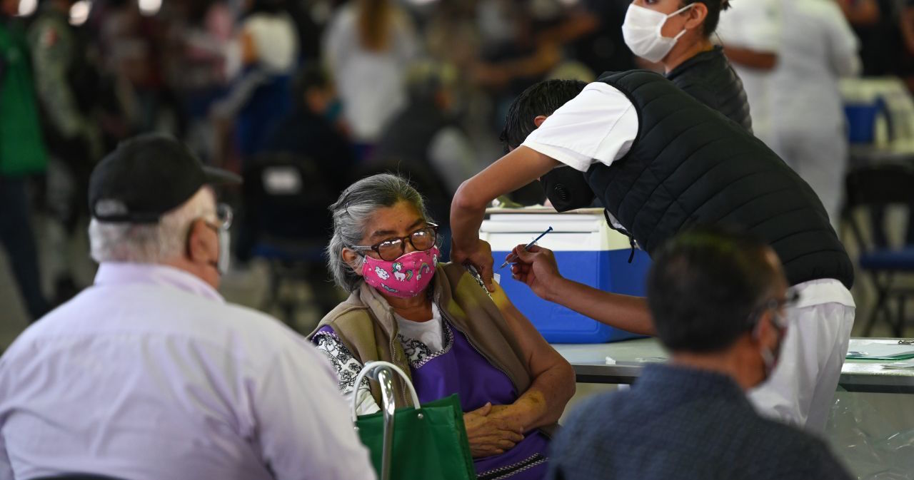 87% de la población adulta mayor ha sido vacunada contra el Covid-19 en Puebla