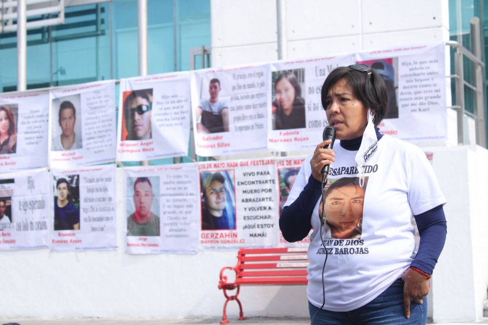 “Nada que celebrar, mucho que exigir”; madres poblanas se manifiestan en la Fiscalía del Estado