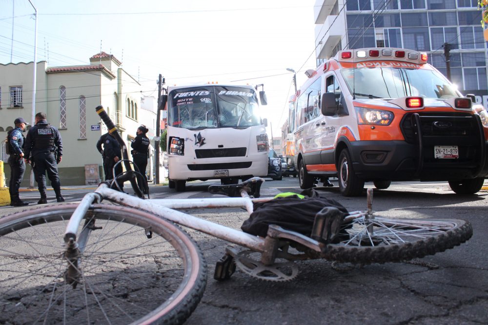 Ciclistas son atropellados en El Carmen