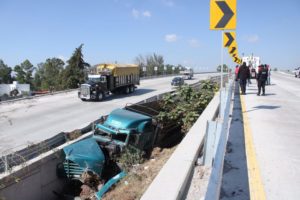 Choque entre automóvil y camión deja dos heridos en Periférico Ecológico