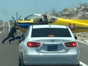 Avioneta aterriza de emergencia en carretera de La Paz, Baja California Sur