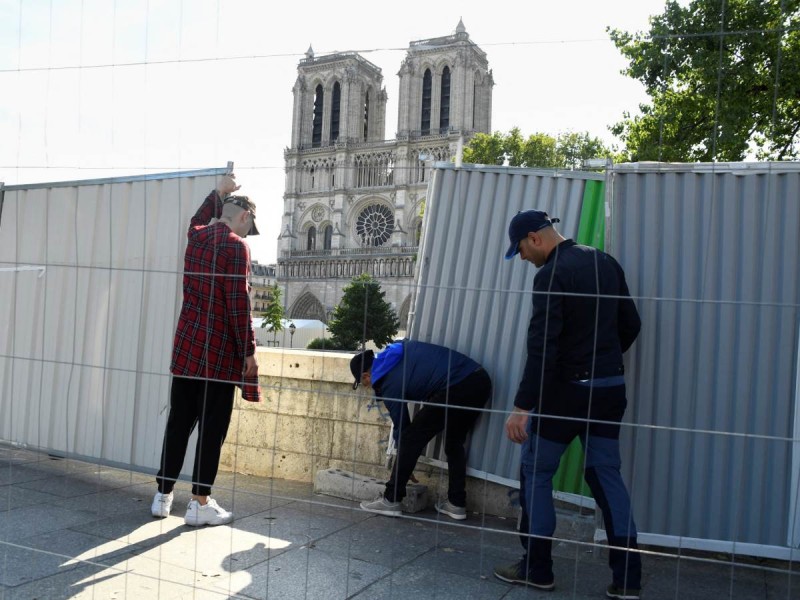 Por altos niveles de plomo, cierran la plaza de Notre Dame en París