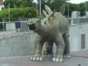 Encuentran cadáver en una estatua de dinosaurio en Barcelona