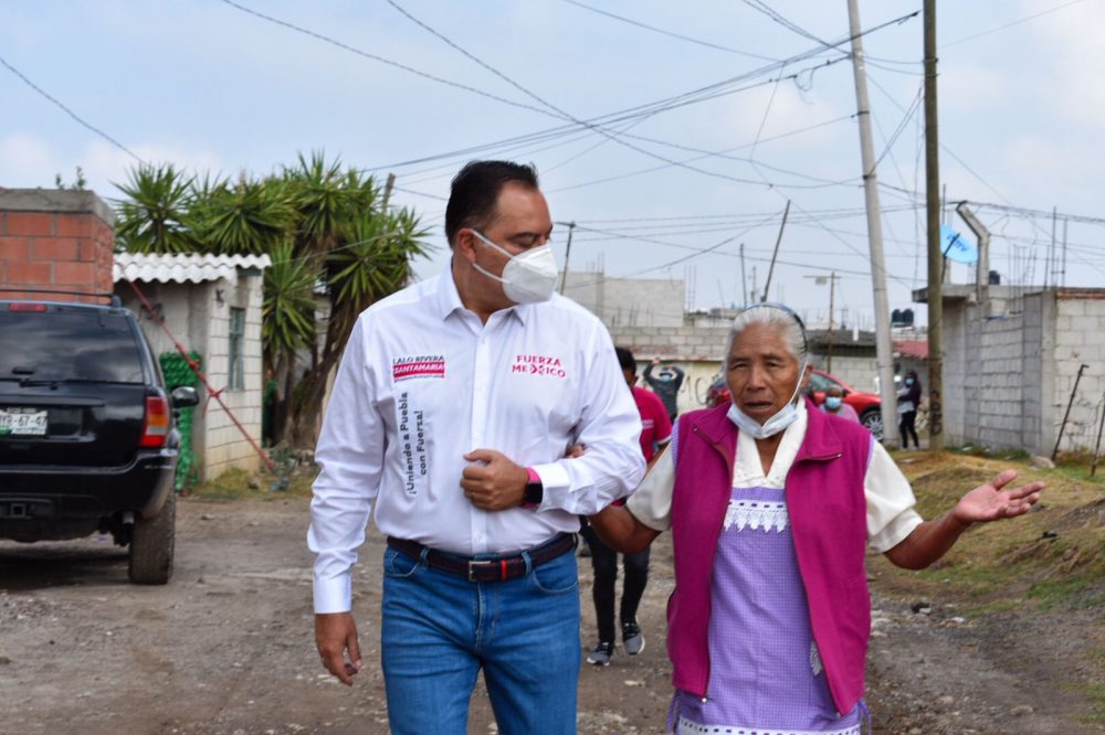 Poblanos necesitan obras que dignifiquen su vida diaria: Lalo Rivera Santamaría