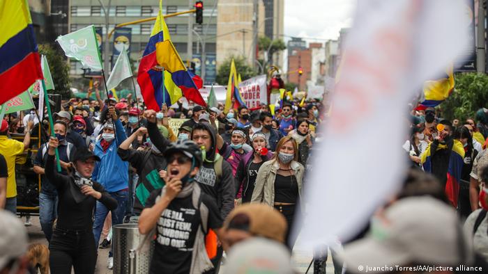 Se reportan 17 personas fallecidas tras protestas masivas en Colombia