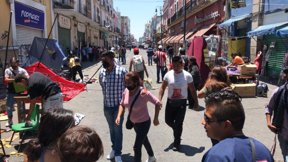 Ambulantes se enfrentan a golpes en calles del Centro Histórico