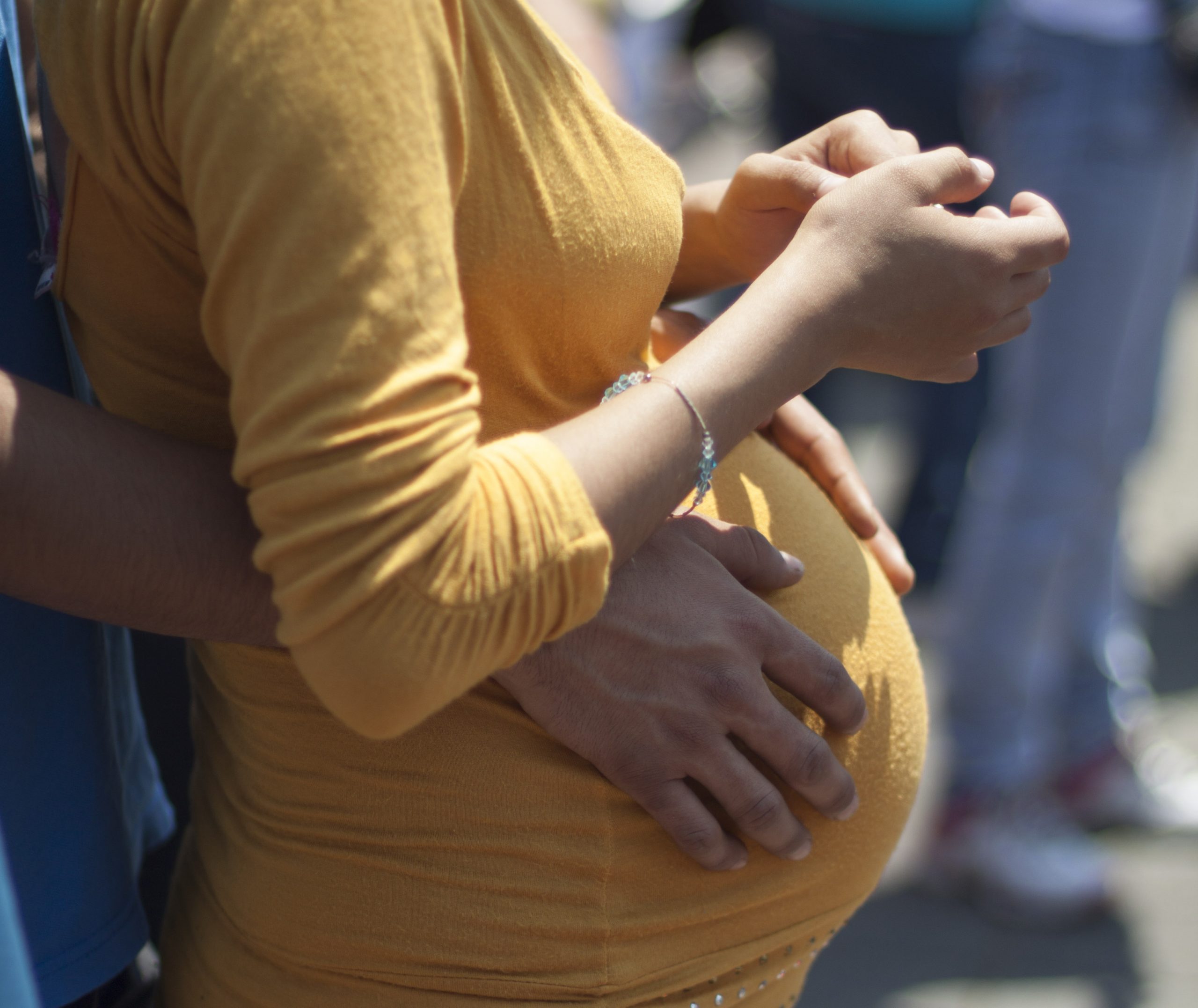 Mujeres embarazas deben comprobar su estado de gestación para recibir vacuna contra COVID-19