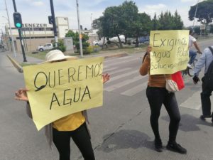 Manifestantes en la China Poblana bloquean circulación