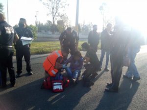 Por crisis de ansiedad, mujer se arrojó de vehículo en movimiento