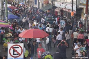 Agente ministerial fue sometido y desarmado por ambulantes en centro de Puebla