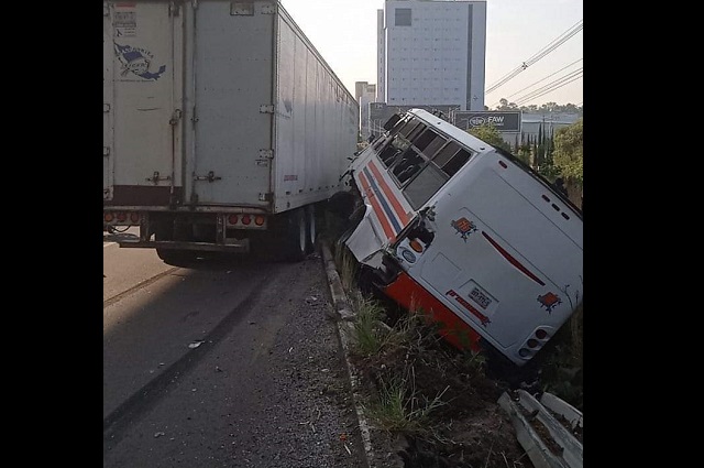 Accidente entre tráiler y camión de la Ruta 65 en la autopista México-Puebla