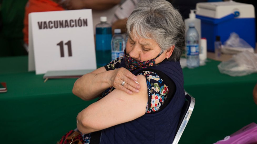 Vacunan a migrantes en frontera EU-México; usan dosis Pfizer