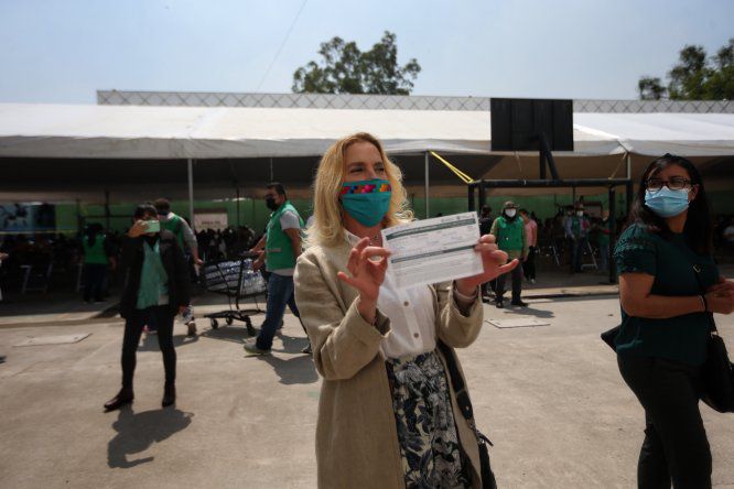 Beatriz Gutiérrez Müller recibe vacuna contra la Covid-19