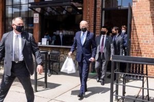 Biden visita restaurante mexicano, promueve plan de ayuda