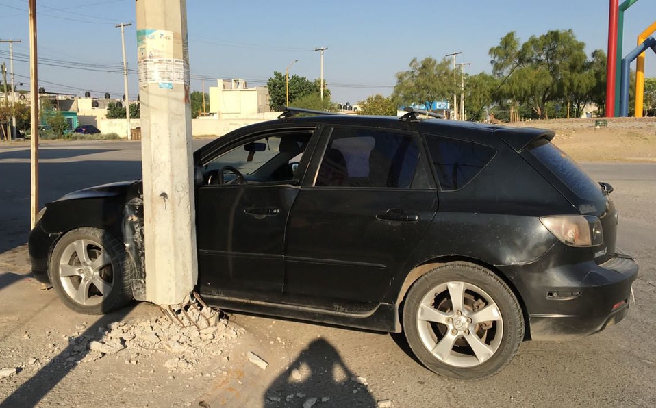 Conductora se estrella en poste para no atropellar a un perro en Torreón