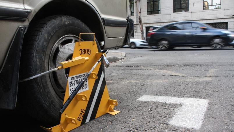 Muerde dedo a policía tras colocarle ‘araña’ a su auto