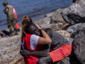 La foto del abrazo entre voluntaria y migrante que desató mensajes de odio