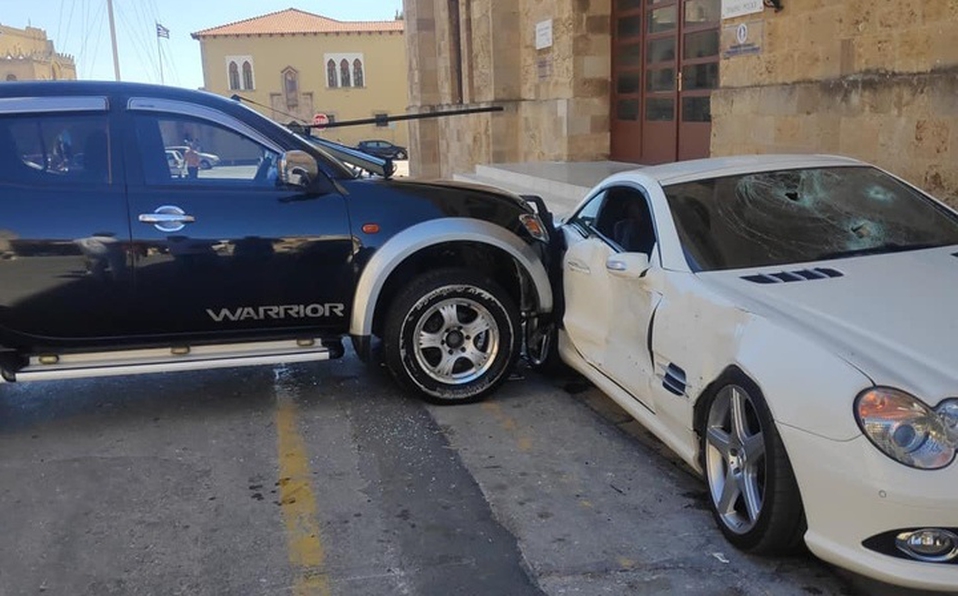 Policía destroza con un mazo auto de lujo de su jefe en Grecia