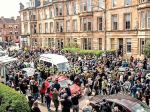 Una protesta evita la deportación de dos migrantes en Escocia