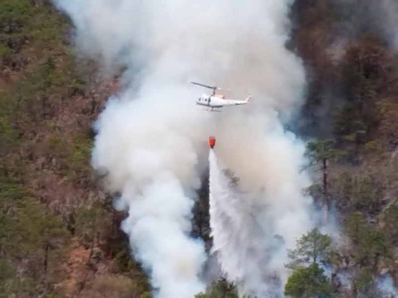 Sufre accidente helicóptero durante combate a incendio