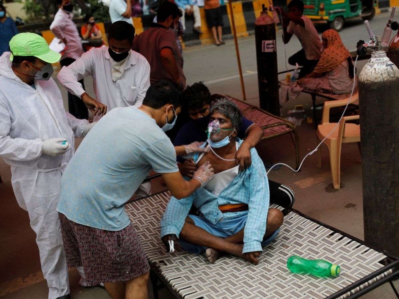 India envía a estudiantes de medicina para atender crisis de covid