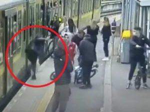 Fémina cae a vías del Metro de Dublín tras acoso de hombres