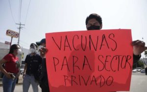 Personal de salud se manifiestan exigiendo que se les vacunen contra el COVID-19