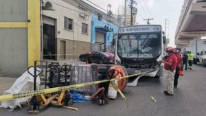 Conductor es aplastado por montacargas en Monterrey